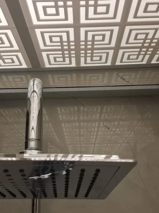 Dekoratif aydınlatmalı banyo tavanı