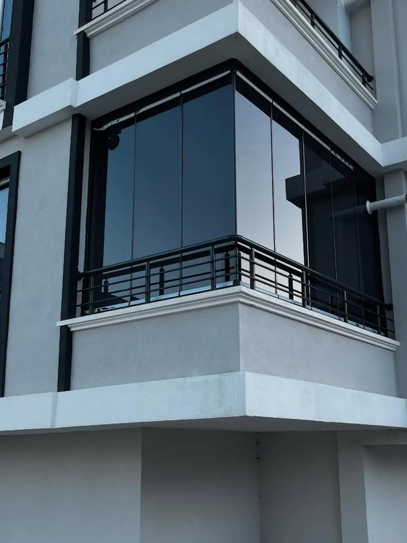 Köşe balkonda ısıcamlı kapatma
