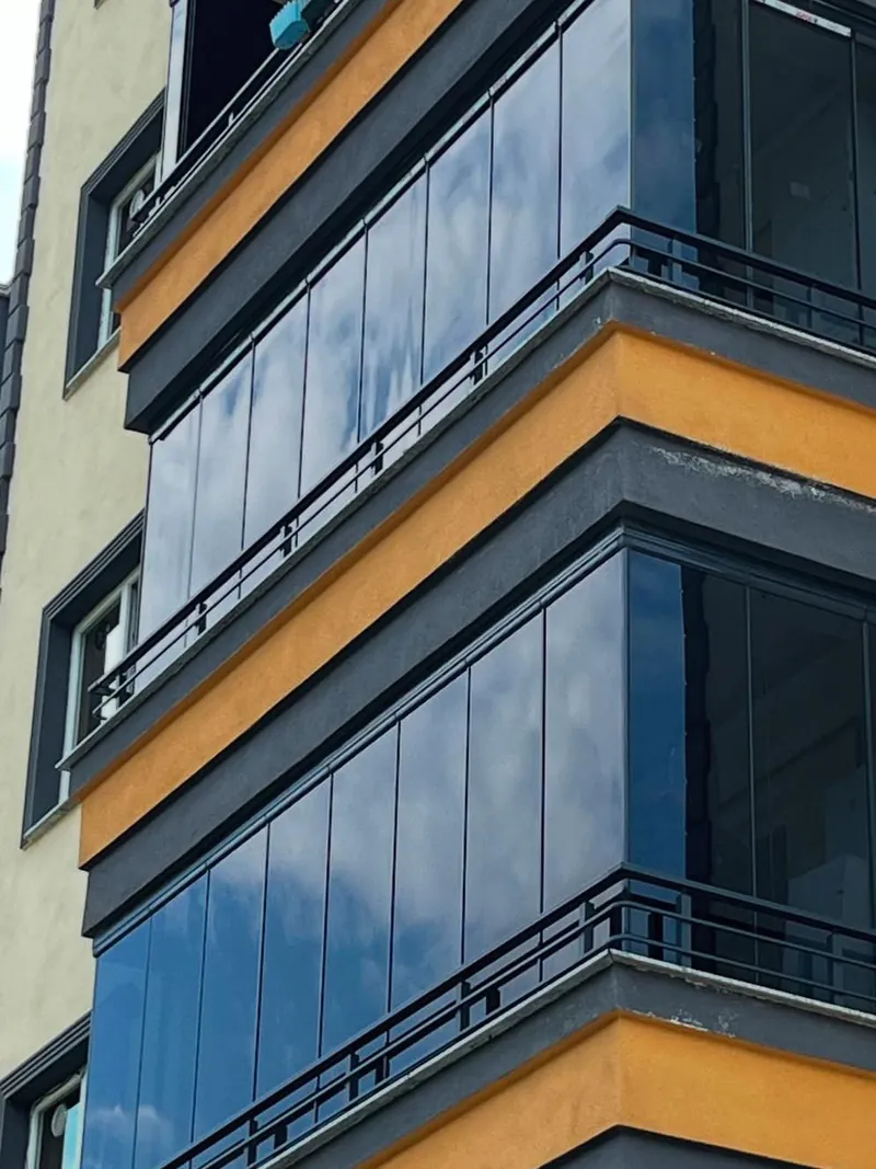 Mavi camlı katlanır cam balkon