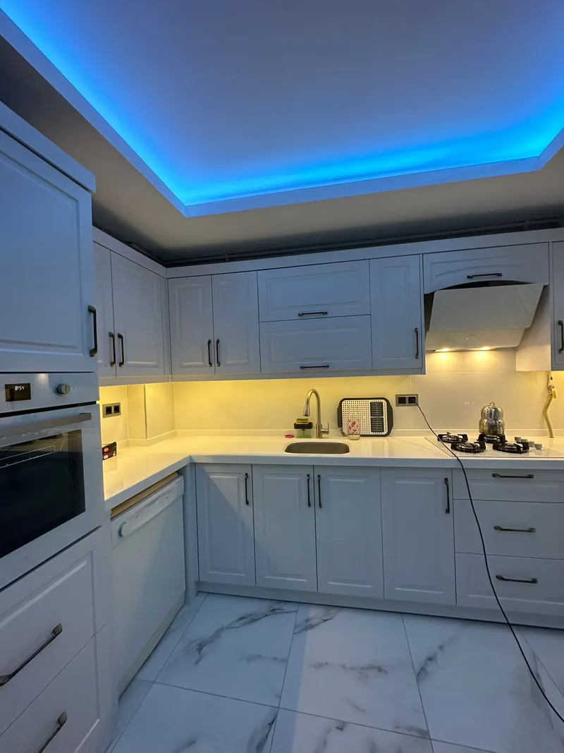Renkli LED bantlı asma tavan uygulaması